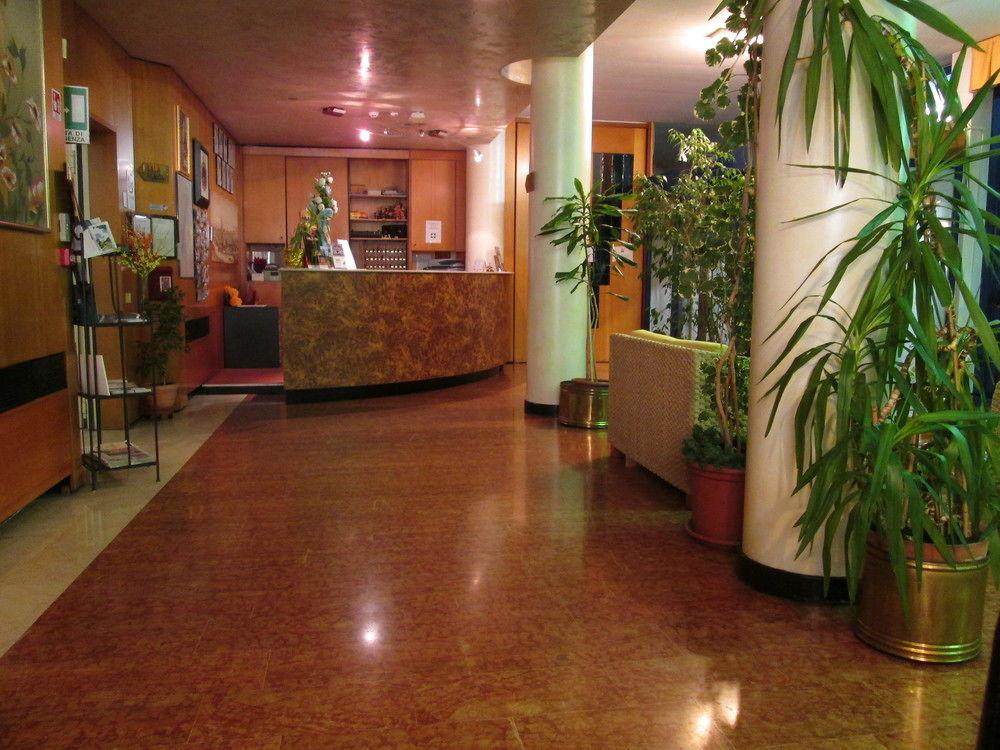 Krystal Hotel 3*