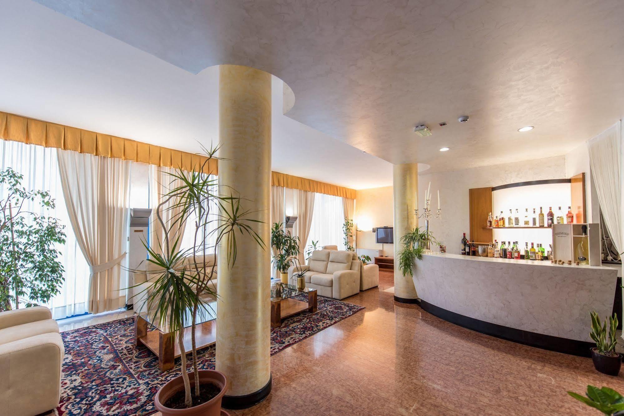 Krystal Hotel 3*